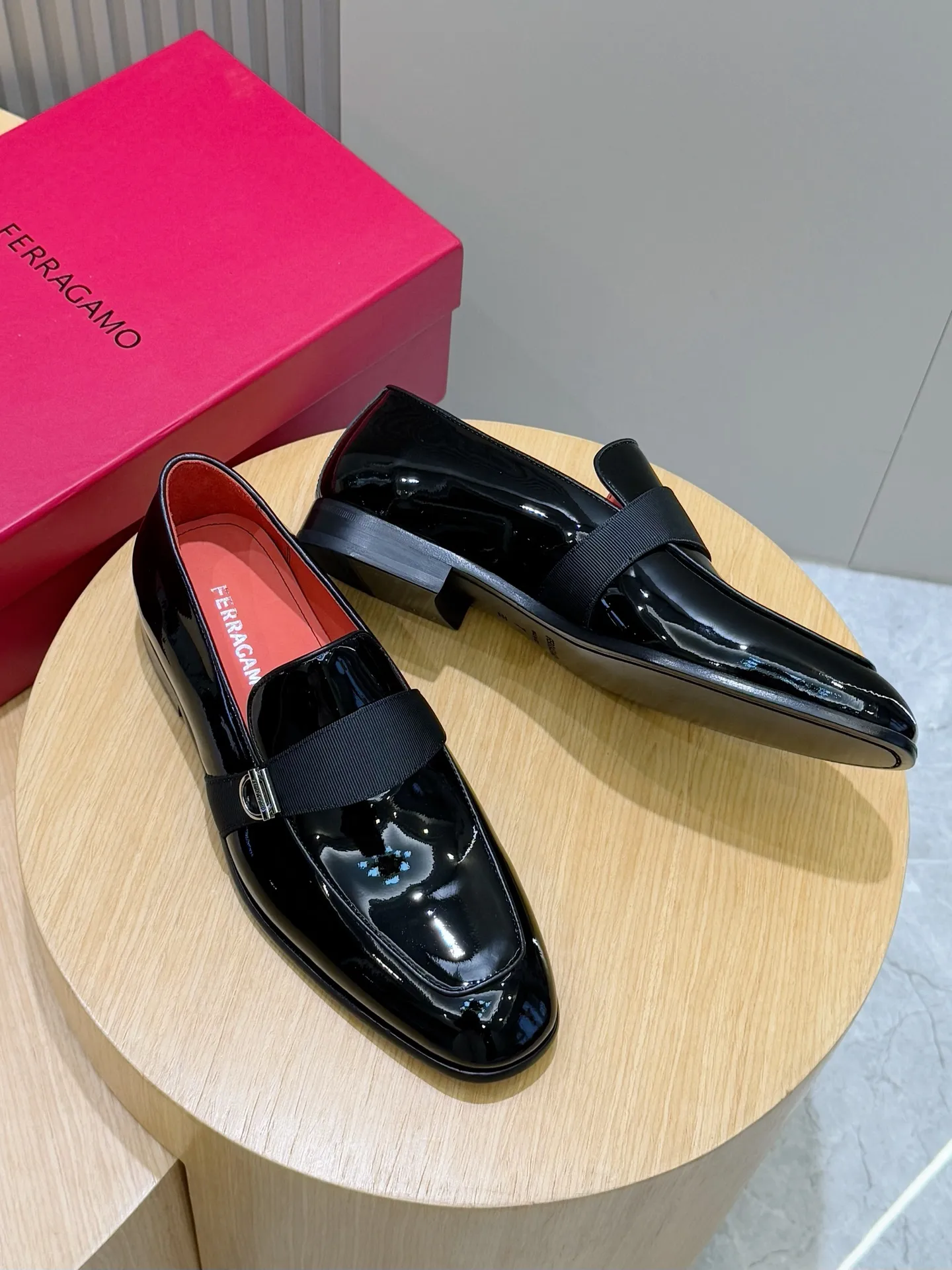 [Ferragam] Top P: 960💰 Size: 39-44 (38. 45.46 can be customized) Ferragamo Gancini buckle moccasins. These men's loafers are exquisite and gorgeous, with shiny patent leather uppers that highlight urban style. The almond-shaped toe adds a stylish touch, with three-dimensional stitching around the upper and contrasting tubular piping for a unique silhouette. The shoes are exquisitely crafted, with grosgrain ribbons and metallic Gancio buckles adding a classic touch, complementing the contrasting red accents. Finished with a slim leather sole. Imported cowhide upper + cowhide lining + genuine leather outsole.